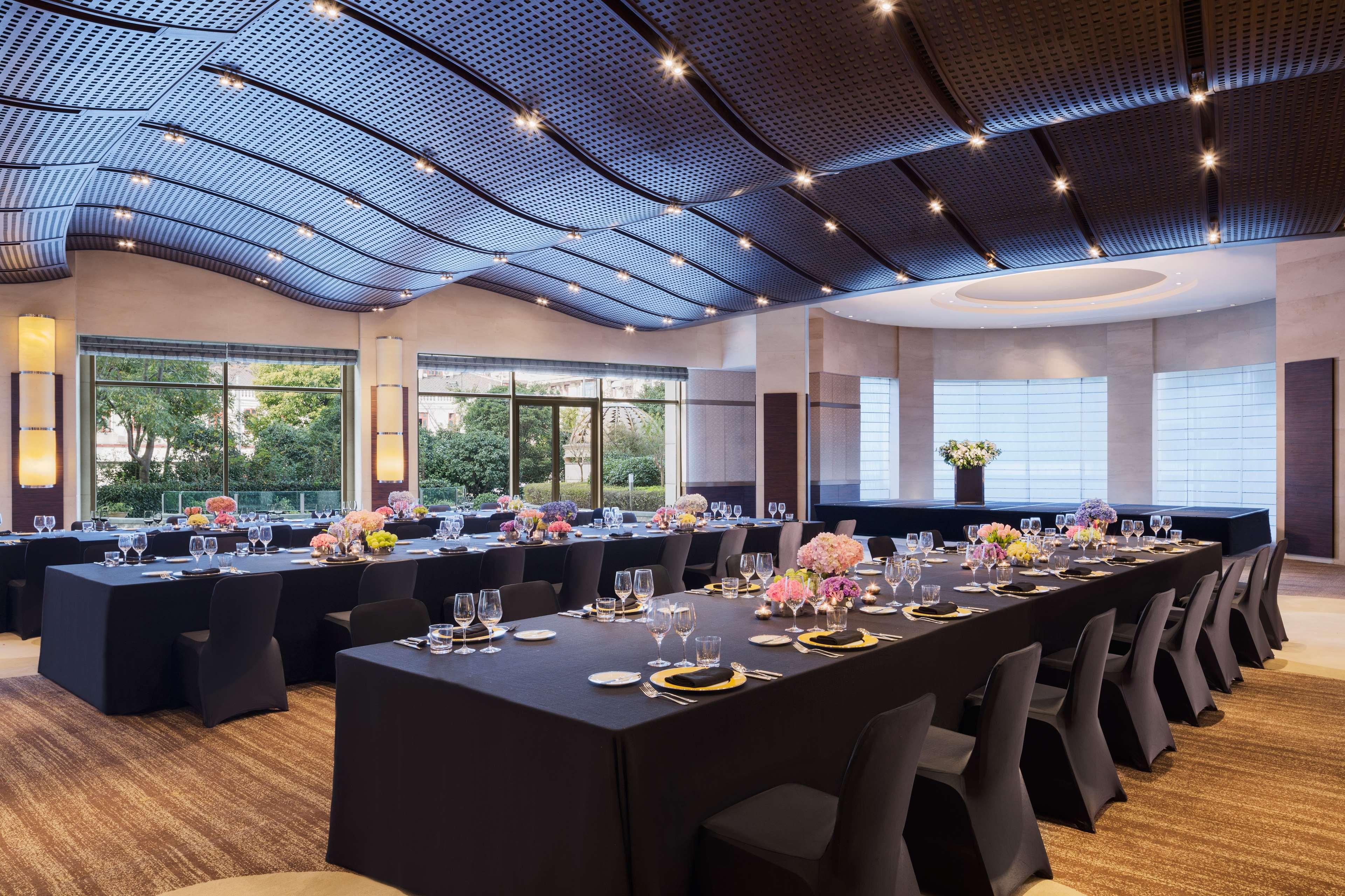 Hotel Hyatt On The Bund - A Grand Hyatt Hotel, Centrally Located At Huangpu River Banks In Downtown Shanghai