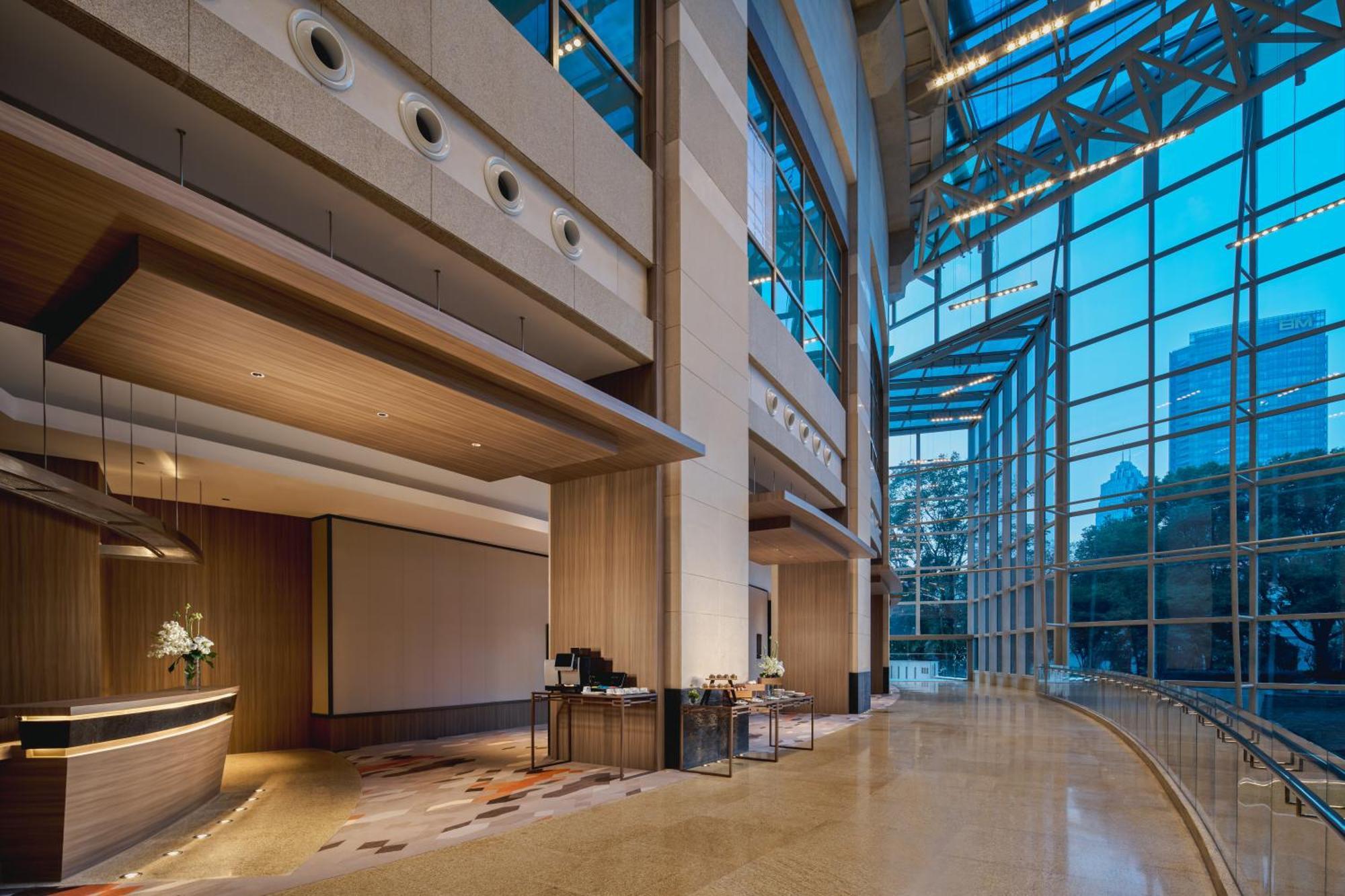 Hyatt On The Bund - A Grand Hyatt Hotel, Centrally Located At Huangpu River Banks In Downtown Hotel Shanghai